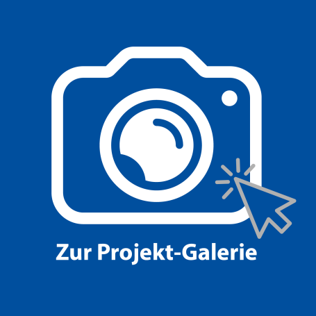 Symbol einer Kamera mit einem Mauszeiger, der auf "Zur Projekt-Galerie" zeigt.